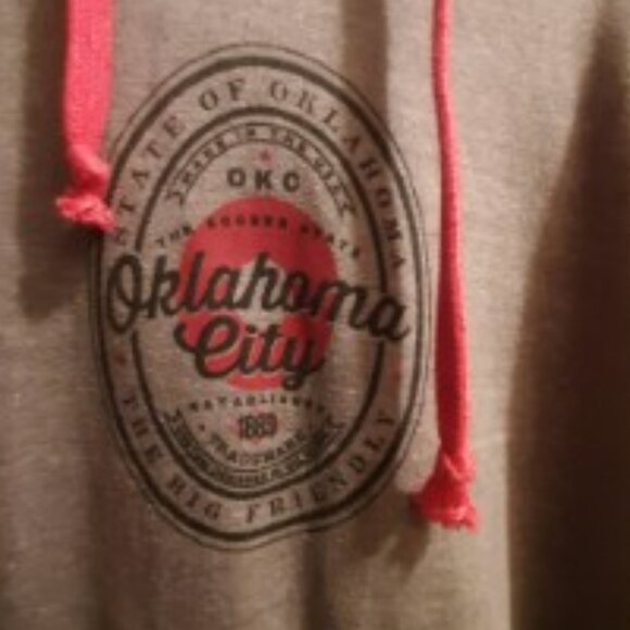 Oklahoma State / beer holding sweatshirt - Picture 3 of 6